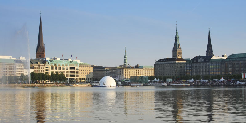 Binnenalster and Hamburg town hall